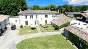 Propriété de 18 hectares avec vue dominante, maison de maître et gites - superbe potentiel !