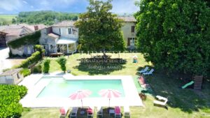 Propriété de 18 hectares avec vue dominante, maison de maître et gites - superbe potentiel  !