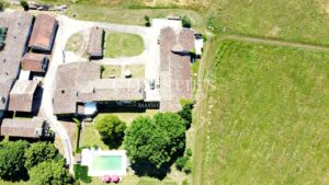 Propriété de 18 hectares avec vue dominante, maison de maître et gites - superbe potentiel !
