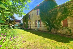 Propriété de 18 hectares avec vue dominante, maison de maître et gites - superbe potentiel  !
