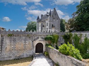 Château historique avec chapelle romane, dépendances et 56 hectares de terres