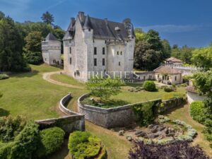 Château historique avec chapelle romane, dépendances et 56 hectares de terres