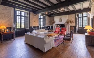 Château historique avec chapelle romane, dépendances et 56 hectares de terres