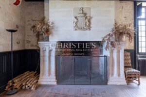 Château historique avec chapelle romane, dépendances et 56 hectares de terres