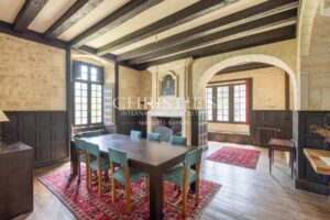 Château historique avec chapelle romane, dépendances et 56 hectares de terres