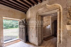 Château historique avec chapelle romane, dépendances et 56 hectares de terres