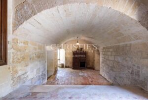 Château historique avec chapelle romane, dépendances et 56 hectares de terres