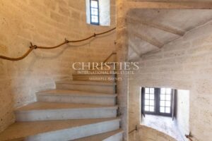 Château historique avec chapelle romane, dépendances et 56 hectares de terres