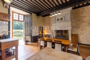 Château historique avec chapelle romane, dépendances et 56 hectares de terres