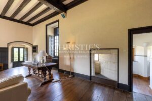 Château historique avec chapelle romane, dépendances et 56 hectares de terres