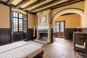 Château historique avec chapelle romane, dépendances et 56 hectares de terres