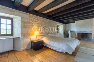 Château historique avec chapelle romane, dépendances et 56 hectares de terres