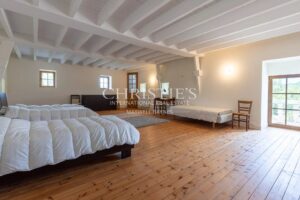 Château historique avec chapelle romane, dépendances et 56 hectares de terres