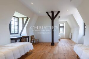 Château historique avec chapelle romane, dépendances et 56 hectares de terres