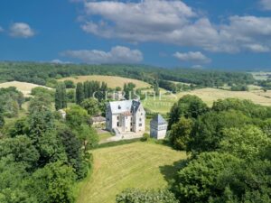 Château historique avec chapelle romane, dépendances et 56 hectares de terres