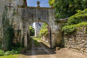 Château historique avec chapelle romane, dépendances et 56 hectares de terres