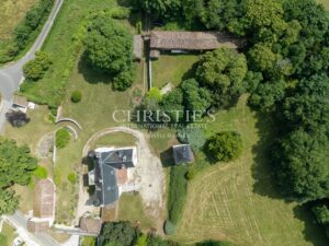 Château historique avec chapelle romane, dépendances et 56 hectares de terres