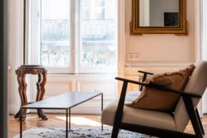 Esprit des lois - Appartement avec balcon, rénové