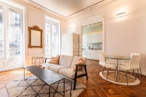 Esprit des lois - Appartement avec balcon, rénové