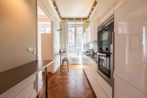 Esprit des lois - Appartement avec balcon, rénové