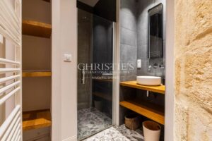 Esprit des lois - Appartement avec balcon, rénové