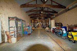 28 ha wine estate in excellent condition with attractive buildings