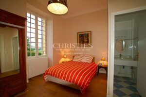 28 ha wine estate in excellent condition with attractive buildings