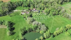 Domaine rural comprenant trois maisons, un lac pittoresque et 18 hectares de terres vallonnées.