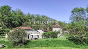 Domaine rural comprenant trois maisons, un lac pittoresque et 18 hectares de terres vallonnées.