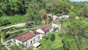 Domaine rural comprenant trois maisons, un lac pittoresque et 18 hectares de terres vallonnées.
