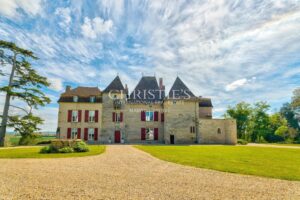 Château à vendre Gironde 9 hectares avec piscine, belle vue