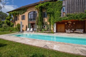 Propriété Époustouflante Signée par un Architecte, Avec Piscine, Lac Paisible et Terrain