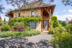 Propriété Époustouflante Signée par un Architecte, Avec Piscine, Lac Paisible et Terrain