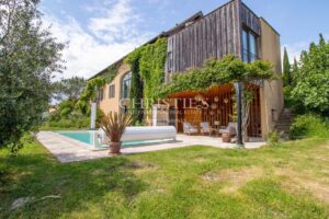 Propriété Époustouflante Signée par un Architecte, Avec Piscine, Lac Paisible et Terrain