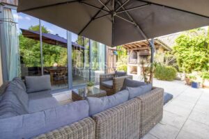 Propriété Époustouflante Signée par un Architecte, Avec Piscine, Lac Paisible et Terrain