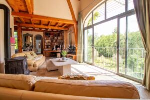 Propriété Époustouflante Signée par un Architecte, Avec Piscine, Lac Paisible et Terrain