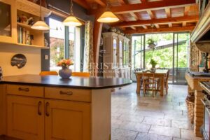 Propriété Époustouflante Signée par un Architecte, Avec Piscine, Lac Paisible et Terrain