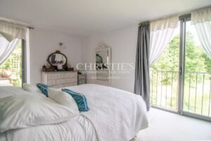 Propriété Époustouflante Signée par un Architecte, Avec Piscine, Lac Paisible et Terrain