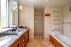 Propriété Époustouflante Signée par un Architecte, Avec Piscine, Lac Paisible et Terrain