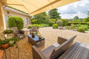 Propriété contemporaine avec jardin et piscine, idéalement située près d'un parcours de golf de classe mondiale dans la pittoresque Dordogne.