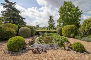 Propriété contemporaine avec jardin et piscine, idéalement située près d'un parcours de golf de classe mondiale dans la pittoresque Dordogne.