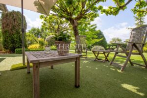 Propriété contemporaine avec jardin et piscine, idéalement située près d'un parcours de golf de classe mondiale dans la pittoresque Dordogne.