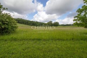 Propriété contemporaine avec jardin et piscine, idéalement située près d'un parcours de golf de classe mondiale dans la pittoresque Dordogne.
