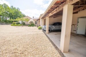 Propriété contemporaine avec jardin et piscine, idéalement située près d'un parcours de golf de classe mondiale dans la pittoresque Dordogne.