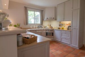 Propriété contemporaine avec jardin et piscine, idéalement située près d'un parcours de golf de classe mondiale dans la pittoresque Dordogne.