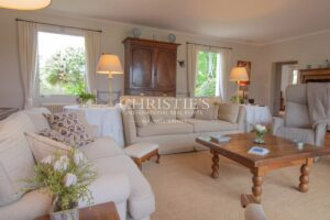 Propriété contemporaine avec jardin et piscine, idéalement située près d'un parcours de golf de classe mondiale dans la pittoresque Dordogne.