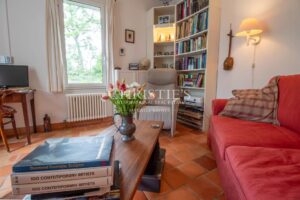 Propriété contemporaine avec jardin et piscine, idéalement située près d'un parcours de golf de classe mondiale dans la pittoresque Dordogne.