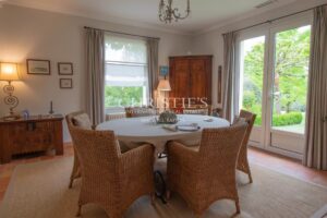 Propriété contemporaine avec jardin et piscine, idéalement située près d'un parcours de golf de classe mondiale dans la pittoresque Dordogne.