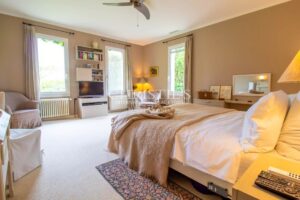 Propriété contemporaine avec jardin et piscine, idéalement située près d'un parcours de golf de classe mondiale dans la pittoresque Dordogne.