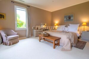 Propriété contemporaine avec jardin et piscine, idéalement située près d'un parcours de golf de classe mondiale dans la pittoresque Dordogne.